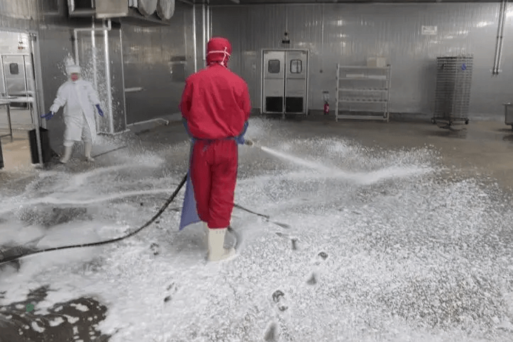 （圖：工業(yè)清洗泡沫現場）