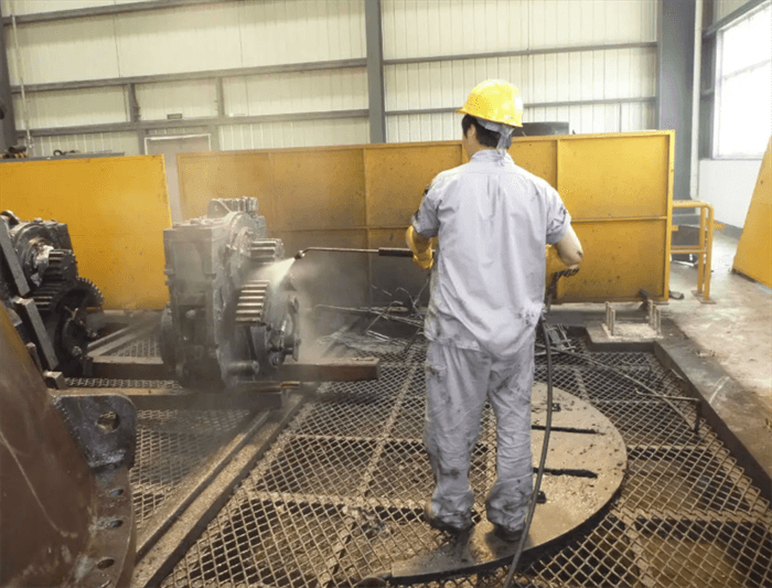 （圖：高壓噴淋清洗現場）